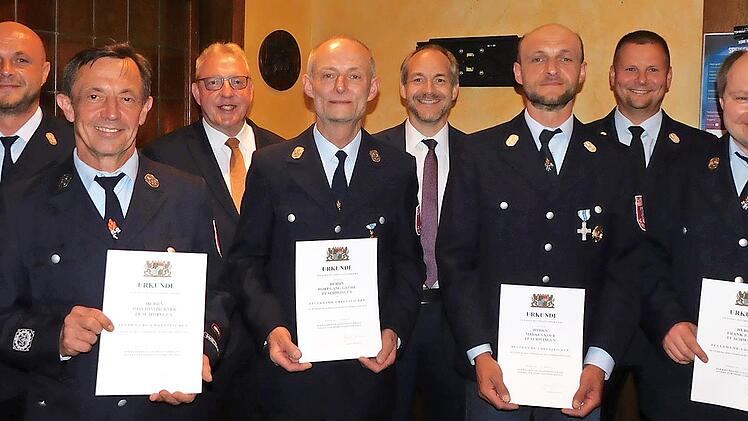 Für langjährige Dienstzeit wurden (vorne, von links) Joachim Hübner, Wolfgang Größl, Markus Kolb und Frank Pausch geehrt. Es gratulierten (von links) Vorsitzender Jörg Kolb, Bürgermeister Harald Hübner, stellvertretender Landrat Jörg Kunstmann und...