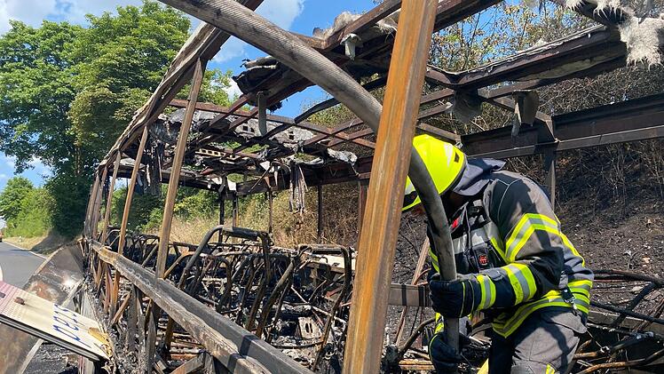 Die Feuerwehr hatte nach kurzer Zeit eine Seite der Böschung gelöscht, nach etwa 30 Minuten war auch das Feuer im Bus und die zweite Böschung  aus.