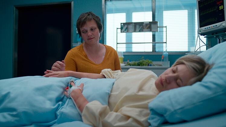 Auf die engagierte Lehrerin Anja (Alina Levshin, rechts) wurde ein Anschlag verübt. Ihre Freundin, Polizstin Melanie (Annett Sawallisch), macht sich Vorwürfe. Hätte sie Anja mehr unterstützen und ernst nehmen sollen?