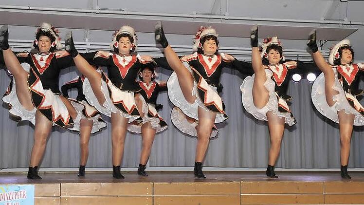 Die Tänzerinnen der Blummazupfergarde ließen die Beine fliegen.    Fotos: Roland Meister