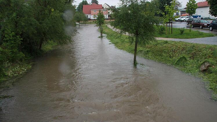 Auch wenn die Lauter randvoll ist - über die Ufer getreten ist sie in Bad Staffelstein bisher an keiner Stelle.