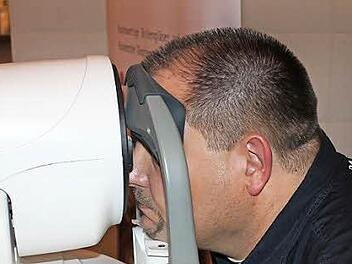 Markus Schramm macht den Sehtest.