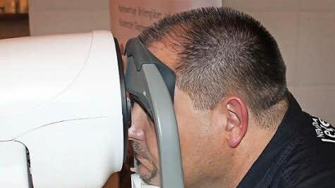 Markus Schramm macht den Sehtest.