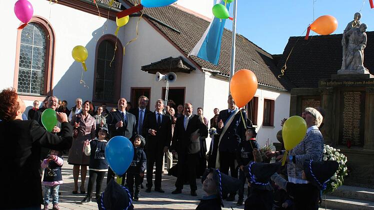 Die Kinder holten die "Promis” zum Luftballonsteigen in ihre Mitte