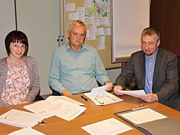 Letztmals in der Runde des Wasserzweckverbandes Pfarrweisacher Gruppe Kämmerer Klaus Ebert (Mitte), der in Pension geht. Verbandvorsitzender Bürgermeister Ralf Nowak aus Pfarrweisach (rechts) verabschiedete Ebert und hieß Stefanie Söllner (links) willkommen, die sich künftig um die Belange des Wasserzweckverbandes kümmern wird.  Foto. Helmut Will