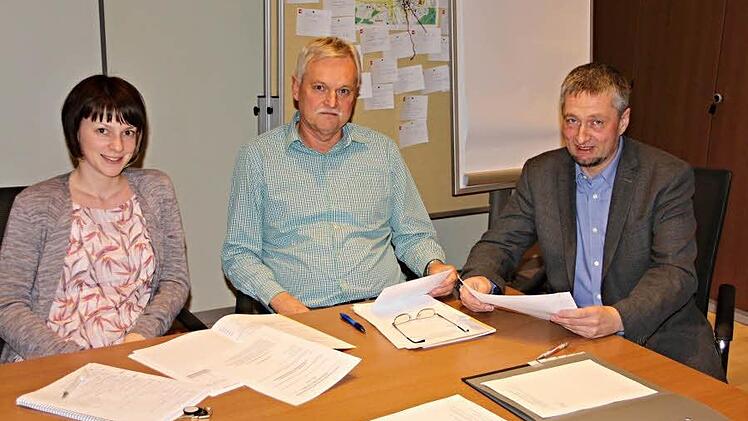 Letztmals in der Runde des Wasserzweckverbandes Pfarrweisacher Gruppe Kämmerer Klaus Ebert (Mitte), der in Pension geht. Verbandvorsitzender Bürgermeister Ralf Nowak aus Pfarrweisach (rechts) verabschiedete Ebert und hieß Stefanie Söllner (links) willkommen, die sich künftig um die Belange des Wasserzweckverbandes kümmern wird.  Foto. Helmut Will