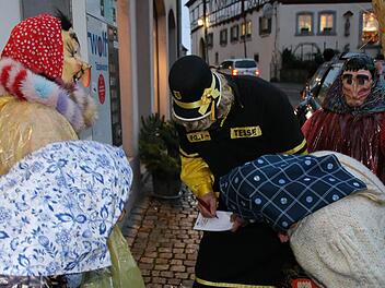 Das erste Knöllchen wird geschrieben: Bürgermeister und Politesse Thomas Stadelmann führte den Auftrag der Hexen aus.  Foto: Klaus Schmitt