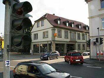 18 von 20 Eltmanner Stadtratsmitgliedern wollen wieder eine Ampelregelung an der Einfahrt in die Stadt von der Bundesstraße her. Zu bestimmten Zeiten ist kaum eine Ausfahrt vom Marktplatz kommend möglich, der Verkehr staut sich dann sogar bis zum Freibad, also einmal durch die ganze Altstadt.  Foto: Sabine Weinbeer