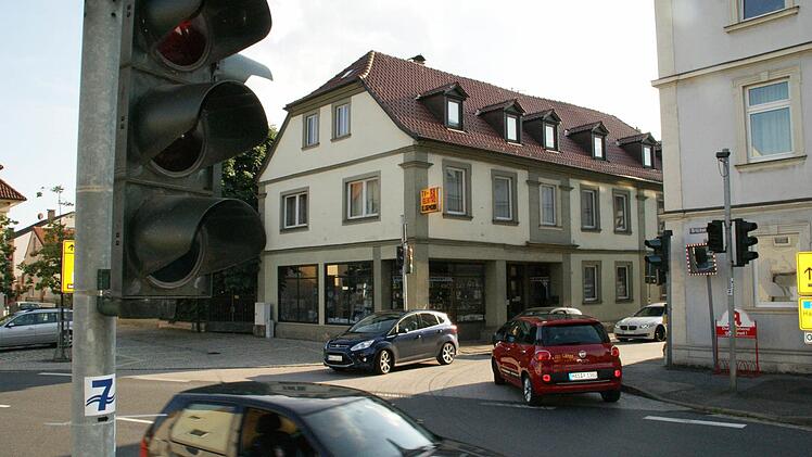 18 von 20 Eltmanner Stadtratsmitgliedern wollen wieder eine Ampelregelung an der Einfahrt in die Stadt von der Bundesstraße her. Zu bestimmten Zeiten ist kaum eine Ausfahrt vom Marktplatz kommend möglich, der Verkehr staut sich dann sogar bis zum Freibad, also einmal durch die ganze Altstadt.  Foto: Sabine Weinbeer