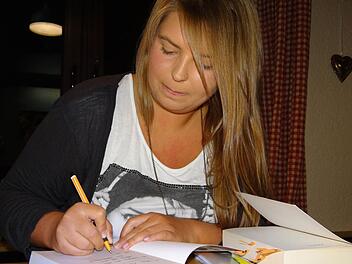 Phoebe Ann Miller signierte die Bücher für ihre Fans. Das Liebesdrama made in Bamberg "Herz über Kopf" ist bereits ihr zweiter Roman. Miller schreibt, weil sie schreiben will und nicht, weil sie es muss. Nur von ihren Büchern zu leben, das kann sie sich derzeit noch nicht vorstellen.
