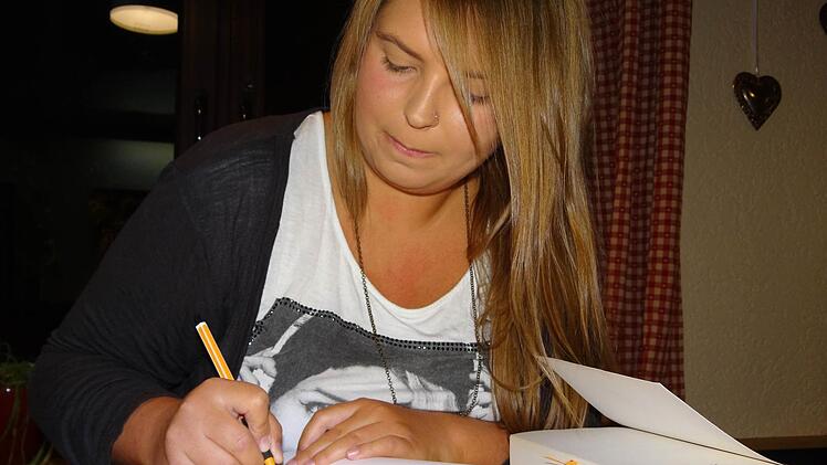 Phoebe Ann Miller signierte die Bücher für ihre Fans. Das Liebesdrama made in Bamberg "Herz über Kopf" ist bereits ihr zweiter Roman. Miller schreibt, weil sie schreiben will und nicht, weil sie es muss. Nur von ihren Büchern zu leben, das kann sie sich derzeit noch nicht vorstellen.