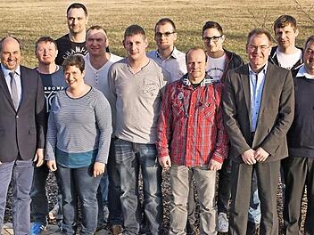 Die neue Führungsmannschaft der Feuerwehr Heuchelheim. Im Bild (von links) Bürgermeister Johannes Krapp, Jürgen Feller, Jutta Kraus, Norbert Kräck, Kommandant Christian Weiß, Zweiter Kommandant Johannes Rückel, Kassier Reinhard Doppernas, Schriftführer Markus Engert, Michael Bayer, Vorsitzender Michael Weiß, Zweiter Vorsitzender Matthias Rückel und Kreisbrandmeister Manfred Friedrich. Foto: Evi Seeger