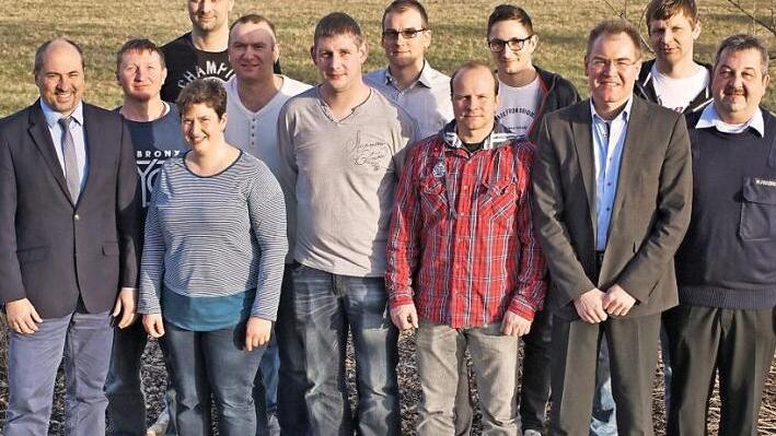 Die neue Führungsmannschaft der Feuerwehr Heuchelheim. Im Bild (von links) Bürgermeister Johannes Krapp, Jürgen Feller, Jutta Kraus, Norbert Kräck, Kommandant Christian Weiß, Zweiter Kommandant Johannes Rückel, Kassier Reinhard Doppernas, Schriftführer Markus Engert, Michael Bayer, Vorsitzender Michael Weiß, Zweiter Vorsitzender Matthias Rückel und Kreisbrandmeister Manfred Friedrich. Foto: Evi Seeger