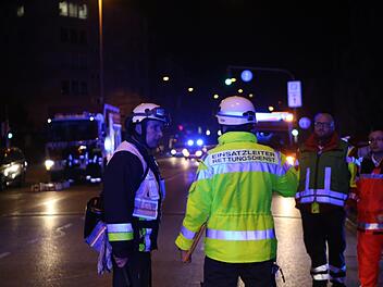 Am Mittwoch wird eine tote Frau in einem brennenden Haus in Nürnberg gefunden. Schnell ist klar, dass es sich um ein Gewaltverbrechen handelt. Foto: NEWS5 / Grundmann