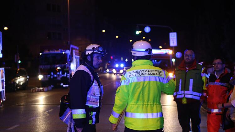 Am Mittwoch wird eine tote Frau in einem brennenden Haus in Nürnberg gefunden. Schnell ist klar, dass es sich um ein Gewaltverbrechen handelt. Foto: NEWS5 / Grundmann