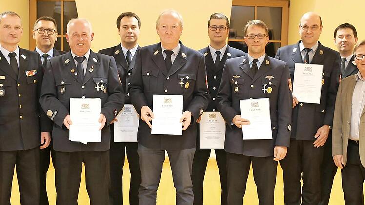 Die Ehrung (v. l.): MdL Thorsten Glauber, KBR Oliver Flake, KBI Johannes Schmitt, Stefan Stöhr, Ulrich Bitter, Albert Mirsberger, Ulrich Wagner, Christian Weiß, Gerald Borsich, KBM Dietmar Willert, Bgm. Reinhard Seeber und Landrat Hermann Ulm  Foto: Franz Galster