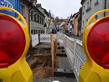 In der Sutte in Bamberg wird seit zwei Wochen gebaut, die schmale Straße ist für den Verkehr gesperrt. Foto: Ronald Rinklef