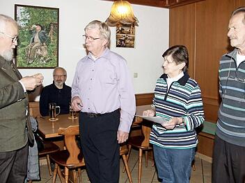 Klaus Becker (l.) zeichnete Udo Wendel für 40-jährige Mitgliedschaft mit der Ehrennadel in Gold aus. Auch das Wirtsehepaar Gumbrecht bekam ein Geschenk. Foto: Richard Sänger