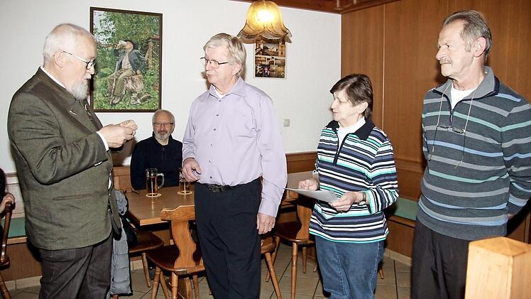 Klaus Becker (l.) zeichnete Udo Wendel für 40-jährige Mitgliedschaft mit der Ehrennadel in Gold aus. Auch das Wirtsehepaar Gumbrecht bekam ein Geschenk. Foto: Richard Sänger