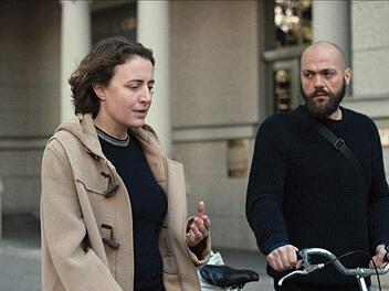 Reden viel und lang: Maren Eggert und Dane Komljen im deutschen Wettbewerbsbeitrag "Ich war zuhause, aber".Foto: Nachmittagfilm