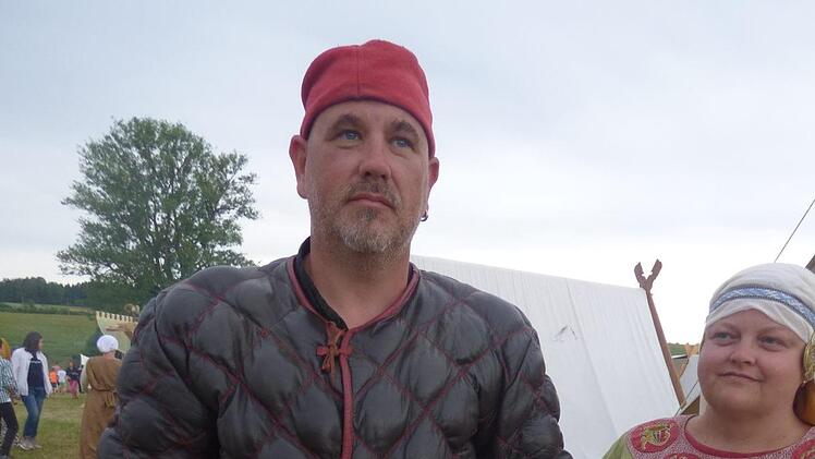 Sie waren schon beim allerersten Mitteltermarkt im Jahre 1999  dabei: Dirk Weisenbach, der den russischen Bojaran  Knajs Ivar  Dimitrejowitsch Dogoruki darstellt, der um 1050 in Russland gelebt haben  soll. Neben ihm seine Frau Anja.    Foto: Thomas Weichert