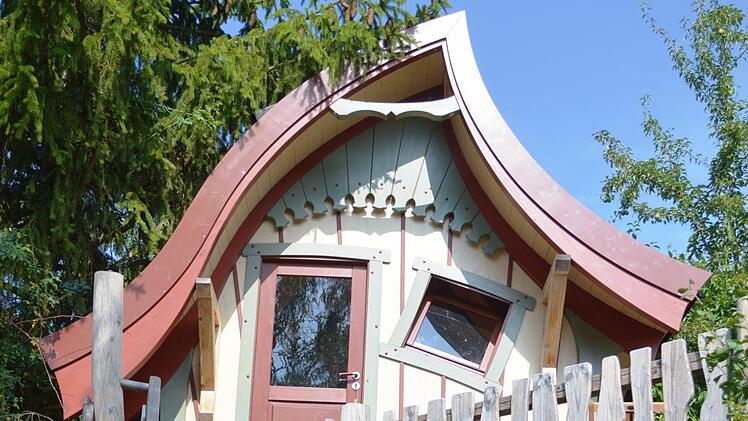 Originelle &Uuml;bernachtungsm&ouml;glichkeit: das Elfen- und Feenbaumhaus im Leinacher Sch&auml;ferwagenhotel. Foto: Alfred Kordwig