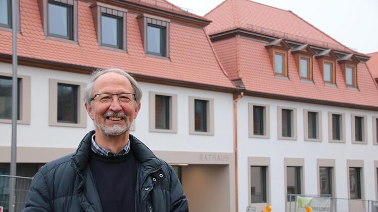 Der Euerdorfer Bürgermeister Peter Bergel freut sich, dass er in der dritten Januar-Woche ins neue Rathaus umziehen kann. Foto: Ralf Ruppert