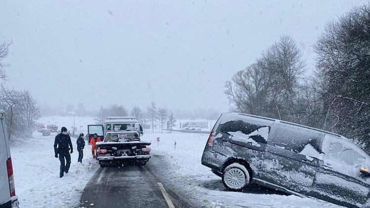 Zwischen Pretzfeld und Kirchehrenbach rutschten drei Pkw in den Graben und die Insassen konnten sich nicht selbstständig aus dem Fahrzeug befreien. Foto: Feuerwehr Pretzfeld