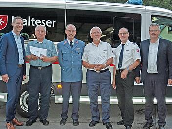 Hans Seger (2. von links) und Kilian Knörl (3. von rechts) sind für jeweils 50 Jahre ehrenamtliche Mitarbeit bei den Maltesern ausgezeichnet worden. Mit im Bild sind Landrat Florian Wiedemann (1. von links) sowie Diözesanleiter Christoph von Grafe...