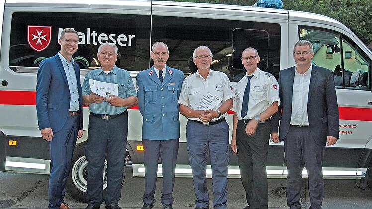 Hans Seger (2. von links) und Kilian Knörl (3. von rechts) sind für jeweils 50 Jahre ehrenamtliche Mitarbeit bei den Maltesern ausgezeichnet worden. Mit im Bild sind Landrat Florian Wiedemann (1. von links) sowie Diözesanleiter Christoph von Grafe...