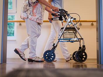 Seniorin und Pflegekraft