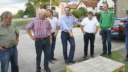 Auch wenn noch die Kanalsanierung läuft: Die Teilnehmergemeinschaft Roßstadt hat schon ein Pflaster für die Gehsteige und Seitenflächen ausgewählt. Bürgermeister Michael Ziegler informierte den Bauausschuss am Montag über die Wahl des örtlichen Gremiums.