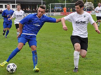 In den Schlussminuten gab der SV Friesen gegen Quelle Fürth das Spiel noch aus der Hand und unterlag trotz einer 1:0-Führung mit 1:2. Dennoch wurde die Relegation zur Bayernliga geschafft. Und in der wollen es Frank Fugmann (rechts) und seine Mannschaftskameraden ab heute besser machen. Foto: Herbert Kalb