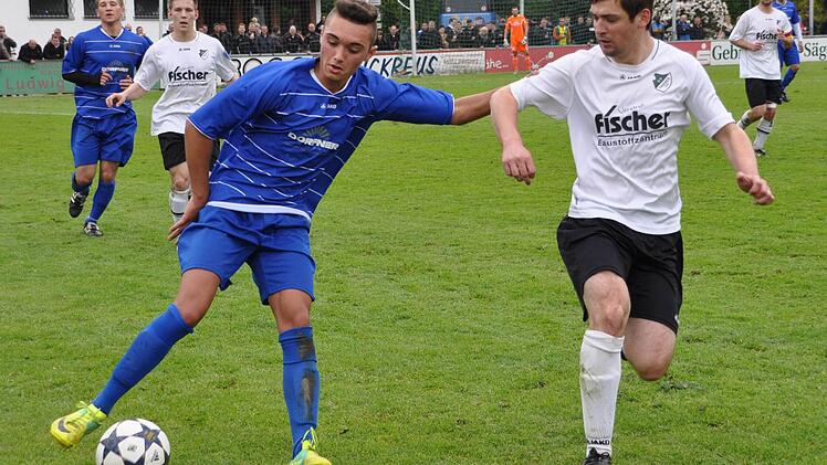 In den Schlussminuten gab der SV Friesen gegen Quelle Fürth das Spiel noch aus der Hand und unterlag trotz einer 1:0-Führung mit 1:2. Dennoch wurde die Relegation zur Bayernliga geschafft. Und in der wollen es Frank Fugmann (rechts) und seine Mannschaftskameraden ab heute besser machen. Foto: Herbert Kalb