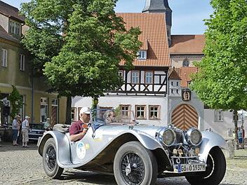 Der Anger war das vorläufige Ziel in Münnerstadt bei der Franken Classic. Alte Autos und historische Gebäude trafen zusammen.  Fotos: Björn Hein