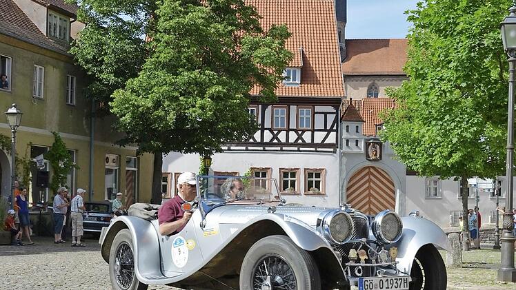 Der Anger war das vorläufige Ziel in Münnerstadt bei der Franken Classic. Alte Autos und historische Gebäude trafen zusammen.  Fotos: Björn Hein