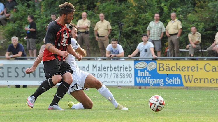 Szene aus dem Totopokalspiel zwischen dem FC Reichenbach (rot-schwarze Trikots) gegen die Würzburger Kickers (0:6). Foto: Hopf