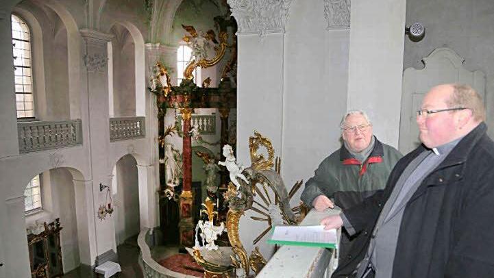 Dekan Stefan Gessner und Wallfahrtspfarrer Ottmar Pottler (von rechts) auf der Empore der Kirche  Foto: pow