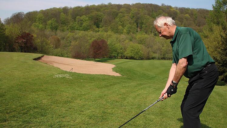 Unterhalb des sechsten Lochs des Bad Kissinger Golfplatzes (im Hintergrund) soll eine Brücke das Saaletal queren. Foto: Ralf Ruppert