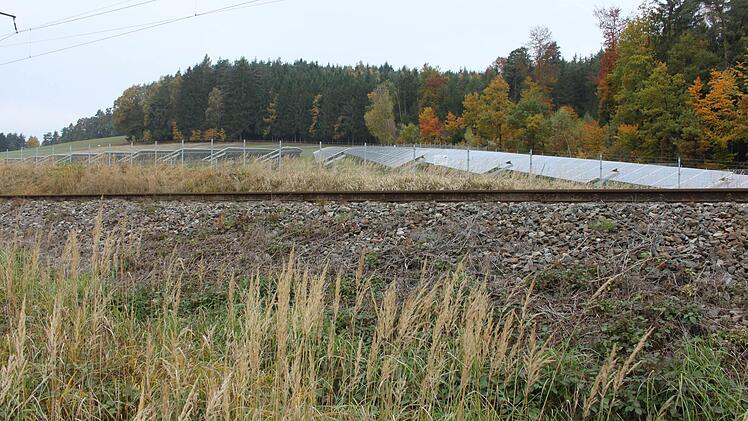 Neben der Bahnlinie bei Seehof sieht man die Solaranlage kaum. Foto: Popp