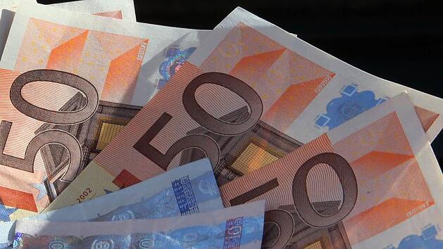 Auf dem Forchheimer Weihnachtsmarkt haben zwei junge M&auml;nner versucht mit falschen Geldscheinen zu bezahlen. Symbolbild: Jens B&uuml;ttner/dpa