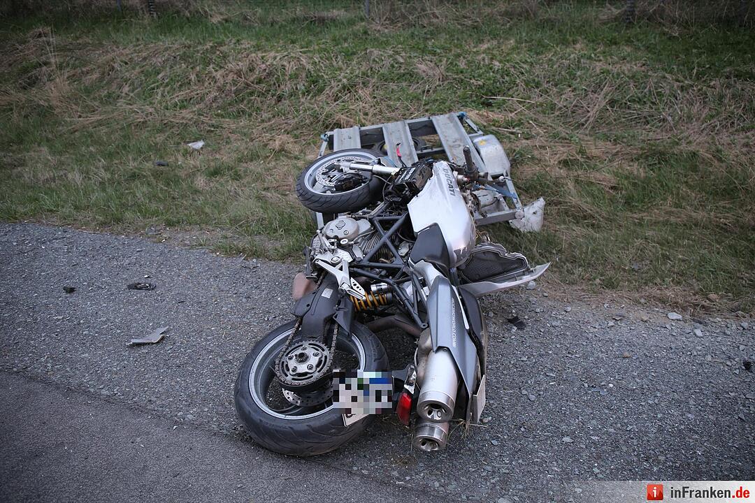 A9: 35-Jähriger verliert Kontrolle über sein Auto und kollidiert mit Anhängergespann