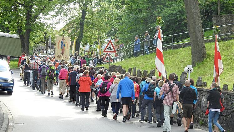 Start der Wallfahrer in Nüdlingen.  Foto: Larissa Renninger