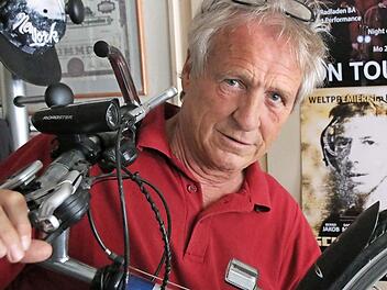 Bruno Schneyer mit Fahrrad: Die Faszination für dieses Fortbewegungsmittel ist ungebrochen, viele Menschen knüpfen Kindheitserinnerungen daran (die erste Fahrt ohne Stützräder, das erste eigene Fahrrad...) und nutzen das Rad ein ganzes Leben lang bis ins hohe Alter. Foto: Andreas Lösch