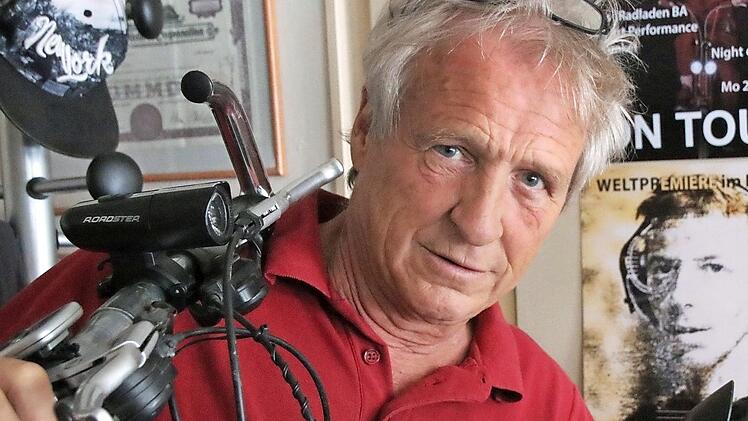 Bruno Schneyer mit Fahrrad: Die Faszination für dieses Fortbewegungsmittel ist ungebrochen, viele Menschen knüpfen Kindheitserinnerungen daran (die erste Fahrt ohne Stützräder, das erste eigene Fahrrad...) und nutzen das Rad ein ganzes Leben lang bis ins hohe Alter. Foto: Andreas Lösch