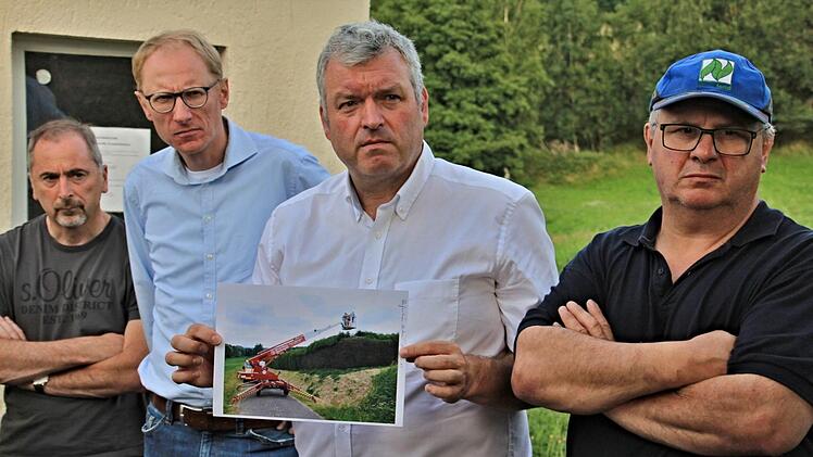 Nur mit einem Hubsteiger, wie hier von Bürgermeister Jürgen Hennemann bildlich dokumentiert, kann die mehr als drei Meter hohe Thujenhecke geschnitten werden. Mit auf dem Foto von links: Stadtrat Rüdiger Ebert, Martin Lang, Leiter des Bauamtes und rechts Stadtrat Klaus Schineller. Foto: Helmut Will