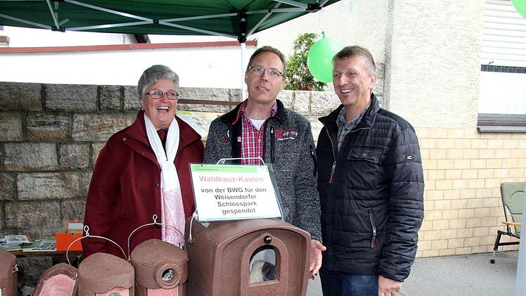 Karoline Schmidt und Günther Vogel übergeben an Christian Wosegien, Mitte, einen Waldkaus-Kasten