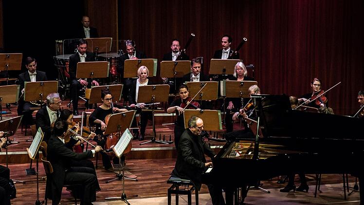 Bei der Beethoven-Gala im Coburger Kongresshaus begeisterte Alexander Lonquich gleich doppelt - als Pianist und als Dirigent des Philharmonischen Orchesters.Foto: Jochen Berger