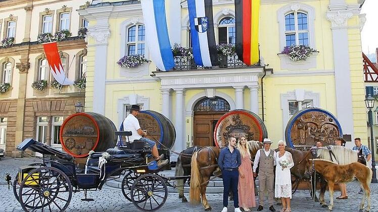 Das Brautpaar Wolfgang B&ouml;hner und Andrea B&ouml;hner-Seu&szlig; mit dem beeindruckenden Viersp&auml;nner vor dem Rathaus Foto: Monika Limmer
