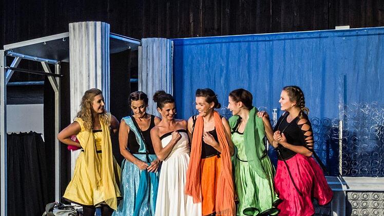 Happy End unter freiem Himmel: mit einer Musical-Version der Antiken Komödie "Lysistrata" gastierte der Fränkische Theatersommer in der Domäne Oeslau.Foto: Jochen Berger